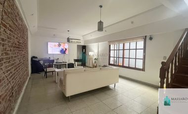 Casa sobre lote de 8.66x36 con local, garage y terraza, Mataderos.