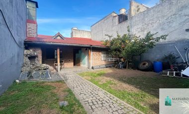 Casa sobre lote de 8.66x36 con local, garage y terraza, Mataderos.