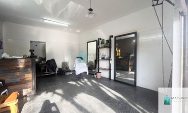 Casa sobre lote de 8.66x36 con local, garage y terraza, Mataderos.