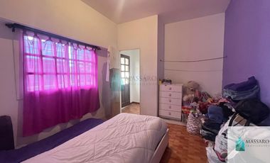 Casa sobre lote de 8.66x36 con local, garage y terraza, Mataderos.