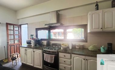 Casa sobre lote de 8.66x36 con local, garage y terraza, Mataderos.