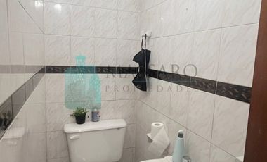 Casa sobre lote de 8.66x36 con local, garage y terraza, Mataderos.