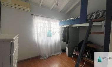 Casa sobre lote de 8.66x36 con local, garage y terraza, Mataderos.