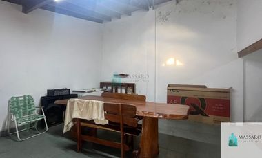 Casa sobre lote de 8.66x36 con local, garage y terraza, Mataderos.