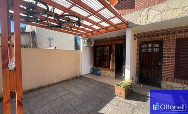 Dúplex en venta de 3 dormitorios c/ cochera en Costa Azul