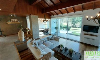 Moderno chalet de categoría en venta lindero al golf en Sierra de los Padres
