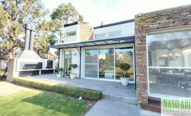 Moderno chalet de categoría en venta lindero al golf en Sierra de los Padres