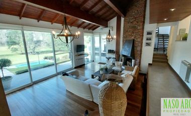 Moderno chalet de categoría en venta lindero al golf en Sierra de los Padres