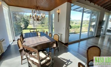 Moderno chalet de categoría en venta lindero al golf en Sierra de los Padres