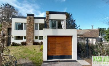 Moderno chalet de categoría en venta lindero al golf en Sierra de los Padres