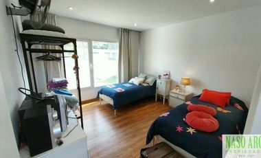 Moderno chalet de categoría en venta lindero al golf en Sierra de los Padres