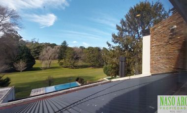 Moderno chalet de categoría en venta lindero al golf en Sierra de los Padres