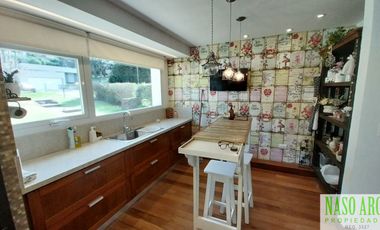 Moderno chalet de categoría en venta lindero al golf en Sierra de los Padres