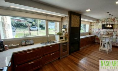 Moderno chalet de categoría en venta lindero al golf en Sierra de los Padres