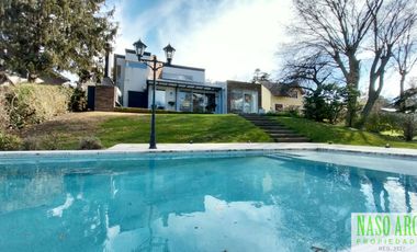 Moderno chalet de categoría en venta lindero al golf en Sierra de los Padres