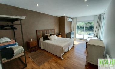 Moderno chalet de categoría en venta lindero al golf en Sierra de los Padres