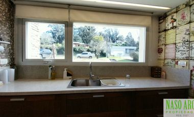 Moderno chalet de categoría en venta lindero al golf en Sierra de los Padres