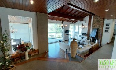 Moderno chalet de categoría en venta lindero al golf en Sierra de los Padres