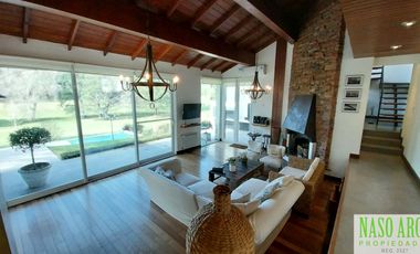 Moderno chalet de categoría en venta lindero al golf en Sierra de los Padres