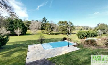 Moderno chalet de categoría en venta lindero al golf en Sierra de los Padres