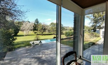 Moderno chalet de categoría en venta lindero al golf en Sierra de los Padres