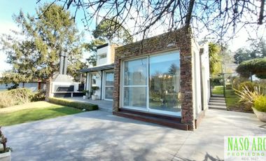 Moderno chalet de categoría en venta lindero al golf en Sierra de los Padres