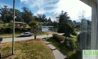 Moderno chalet de categoría en venta lindero al golf en Sierra de los Padres