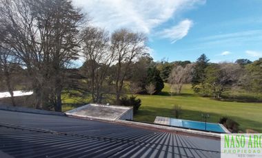 Moderno chalet de categoría en venta lindero al golf en Sierra de los Padres