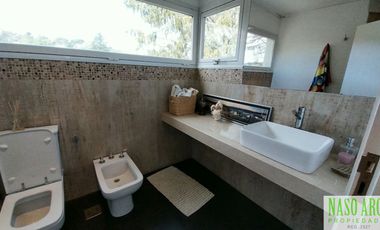 Moderno chalet de categoría en venta lindero al golf en Sierra de los Padres