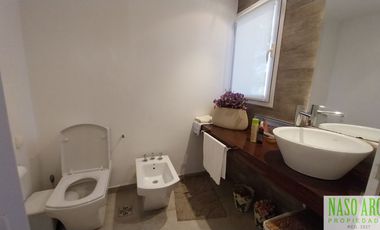 Moderno chalet de categoría en venta lindero al golf en Sierra de los Padres