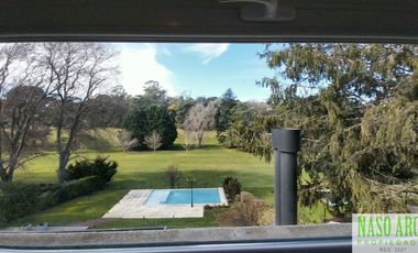 Moderno chalet de categoría en venta lindero al golf en Sierra de los Padres