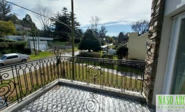 Moderno chalet de categoría en venta lindero al golf en Sierra de los Padres