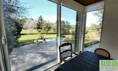 Moderno chalet de categoría en venta lindero al golf en Sierra de los Padres