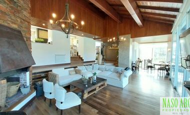 Moderno chalet de categoría en venta lindero al golf en Sierra de los Padres