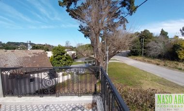 Moderno chalet de categoría en venta lindero al golf en Sierra de los Padres