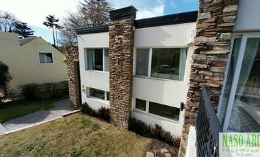 Moderno chalet de categoría en venta lindero al golf en Sierra de los Padres