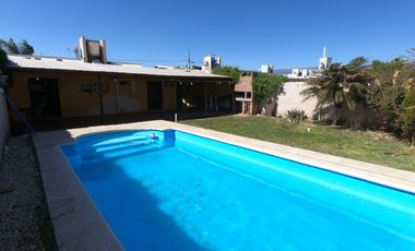 CASA DE 3 DORMITORIOS, PATIO, PILETA Y COCHERA
