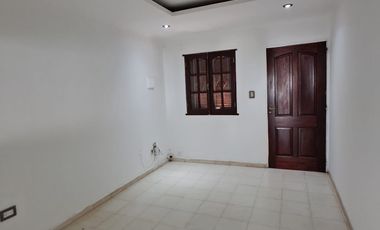 CASA DE 3 DORMITORIOS, PATIO, PILETA Y COCHERA