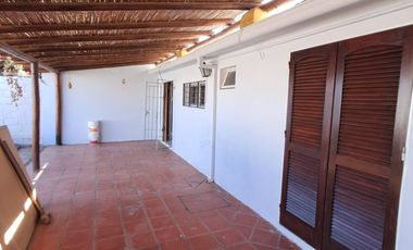 CASA DE 3 DORMITORIOS, PATIO, PILETA Y COCHERA