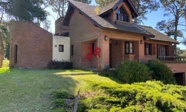 CODIGO 707 - CASA EN ALQUILER TEMPORARIO - ZONA GOLF -  PINAMAR - 4 HABITACIONES