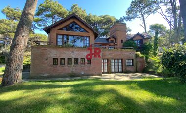 CODIGO 707 - CASA EN ALQUILER TEMPORARIO - ZONA GOLF -  PINAMAR - 4 HABITACIONES