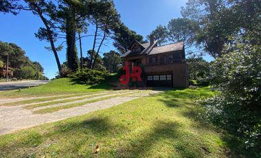 CODIGO 707 - CASA EN ALQUILER TEMPORARIO - ZONA GOLF -  PINAMAR - 4 HABITACIONES