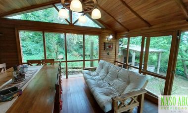 CABAÑA CON QUINCHO APTA CREDITO EN VENTA EN SIERRA DE LOS PADRES. GAS NATURAL