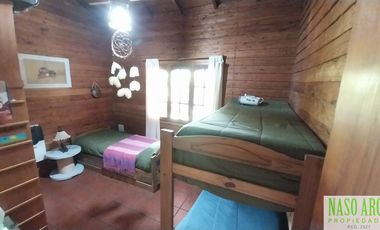 CABAÑA CON QUINCHO APTA CREDITO EN VENTA EN SIERRA DE LOS PADRES. GAS NATURAL