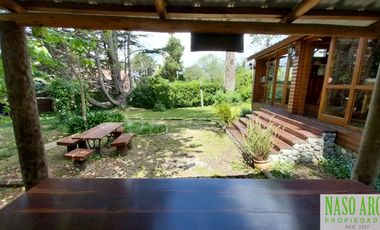 CABAÑA CON QUINCHO APTA CREDITO EN VENTA EN SIERRA DE LOS PADRES. GAS NATURAL