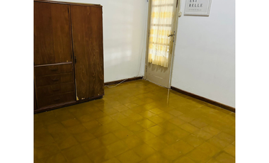 Casa céntrica, Alberdi 185, Colón.