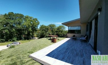 Chalet de categoría en venta. Sierra de los Padres, frente al golf. Gas natural