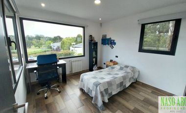 Chalet de categoría en venta. Sierra de los Padres, frente al golf. Gas natural