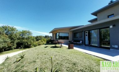 Chalet de categoría en venta. Sierra de los Padres, frente al golf. Gas natural