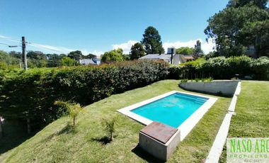 Chalet de categoría en venta. Sierra de los Padres, frente al golf. Gas natural